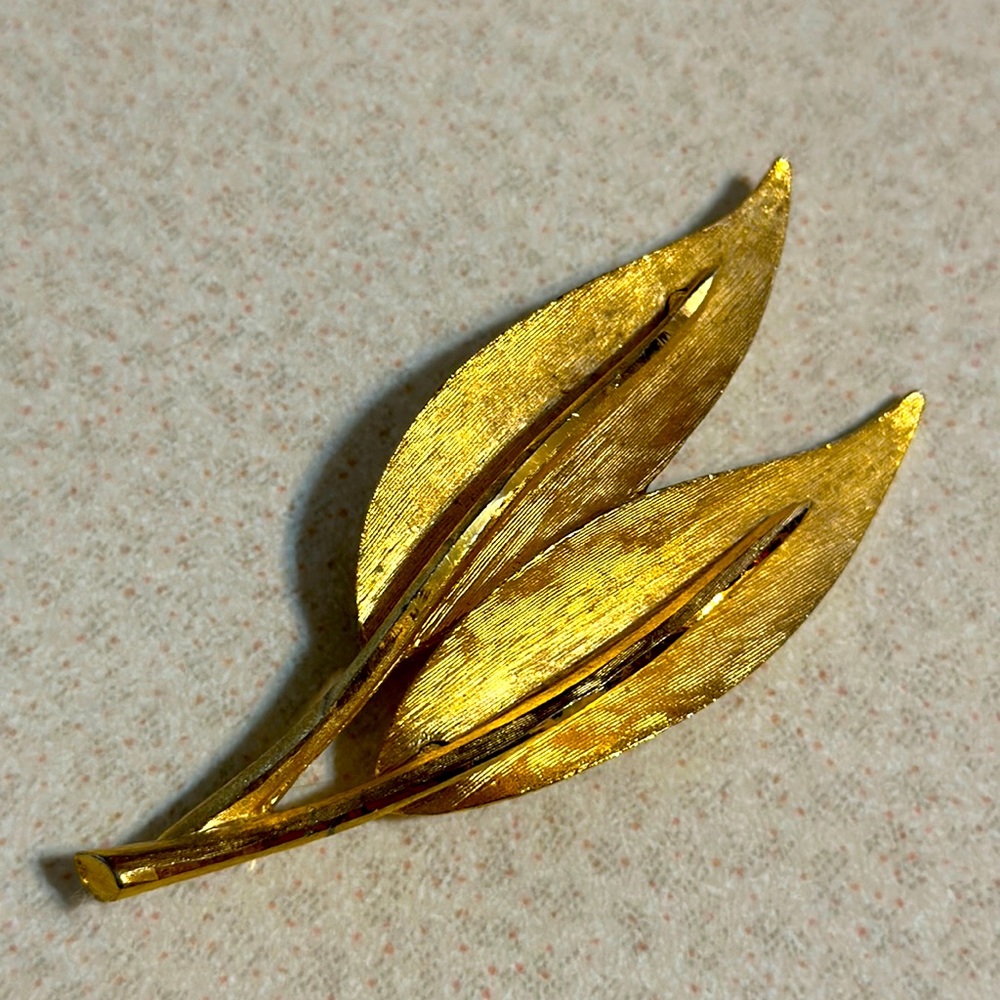 Vintage BSK gold tone brushed and polished leaf shaped broach (548)